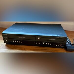 Magnavox ZV427MG9 A VCR/DVD Recorder Combo with Remote (TESTED WORKING)